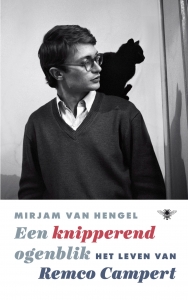 Een knipperend ogenblik. Portret van Remco Campert.